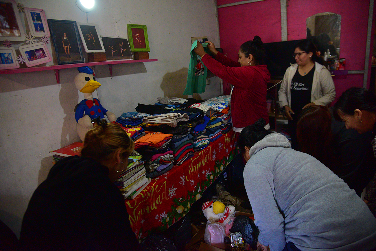 Club de madres que organizan colectas de ropa para chicos de la primaria en zona de barrio San Vicente.
Foto: Pedro Castillo / La Voz