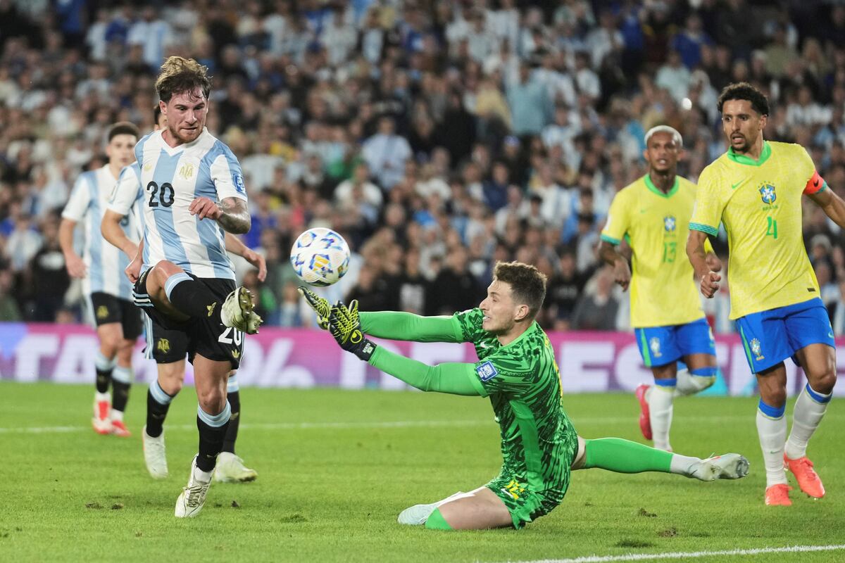 Alexis Mac Allister marcando el tercer gol de Argentina ante Brasil. (AP)
