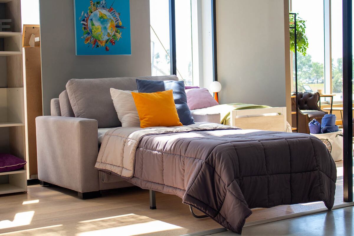Los sofá que se convierten en cama son tendencia, al igual que las camas con cajoneras inferiores.