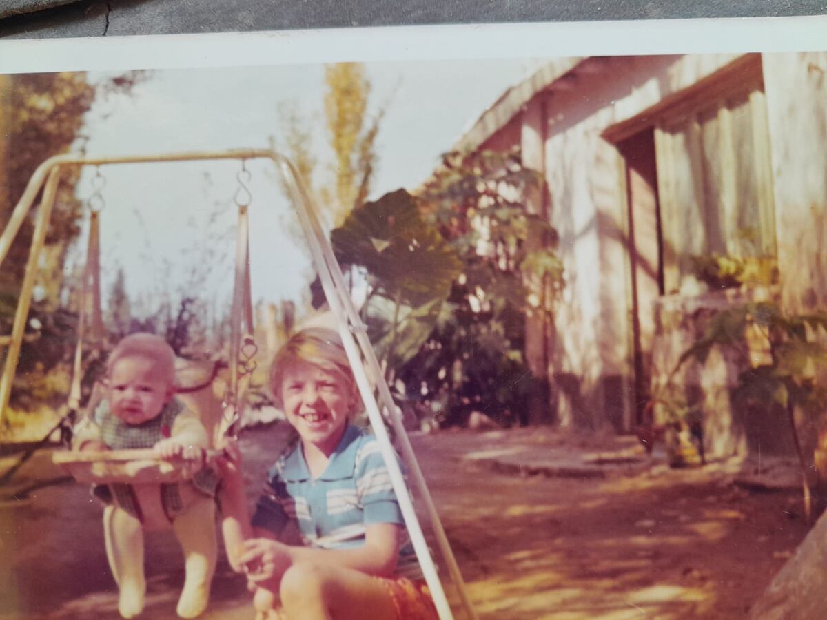 En Mendoza, en Real del Medio, con una de sus hermanas. Sus padres trabajaban en las fincas.