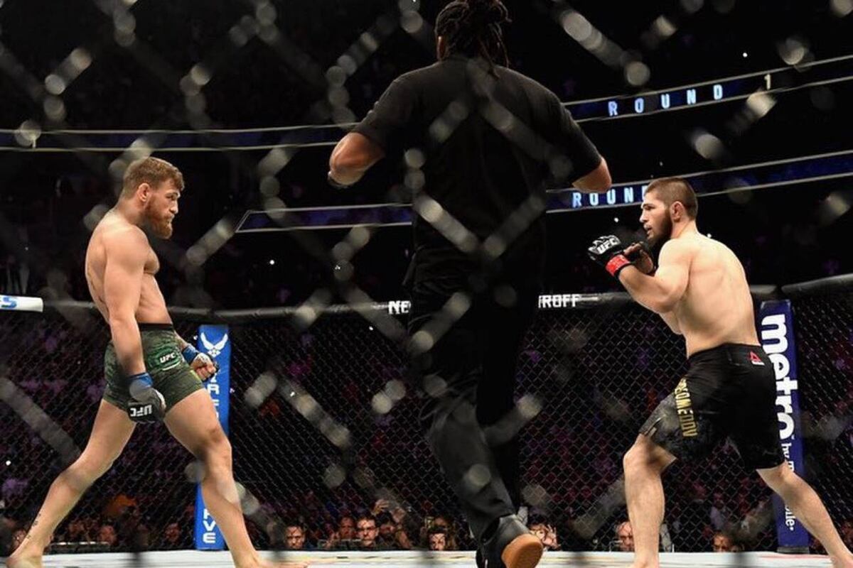 Postal del cruce entre Conor McGregor (izquierda) y Khabib Nurmagomedov (derecha) por el cinturón de peso ligero del UFC. Con 2,4 millones de abonos vendidos, el combate, que se llevó a cabo el 6 de octubre de 2018 en el T-Mobile Arena (Las Vegas), batió el récord en ventas de pagos por evento (PPV) de la organización. (Crédito: X/@fanaticosMMAGT)