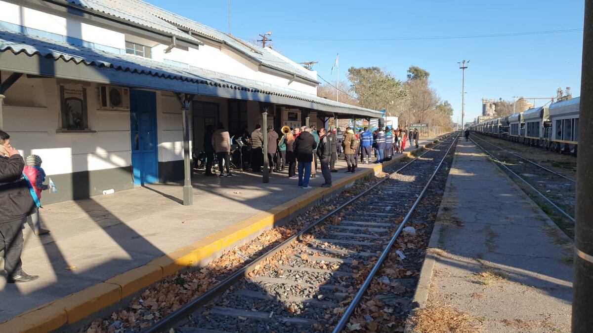 Laboulaye. Pasó el tren de pasajeros con la denominada "Marcha Blanca" (Gentileza Trenes Argentinos).