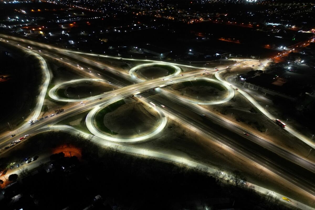 La obra de iluminación del anillo, que incluyó los distribuidores aporta seguridad a quienes circulan.(Foto: Gobierno de Córdoba)