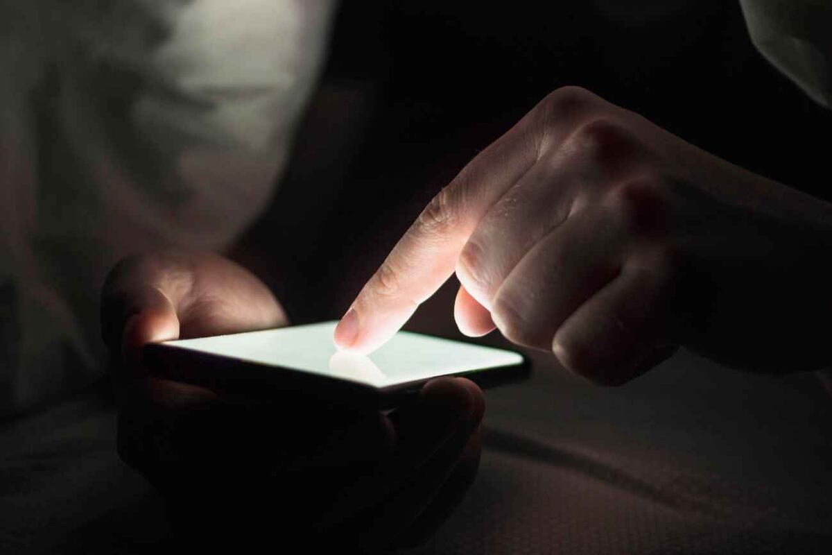 Aplicaciones espía pueden activarse en secreto en celulares de niños y adolescentes, según alertaron Argentina Cibersegura y Digipadres. (Freepik)