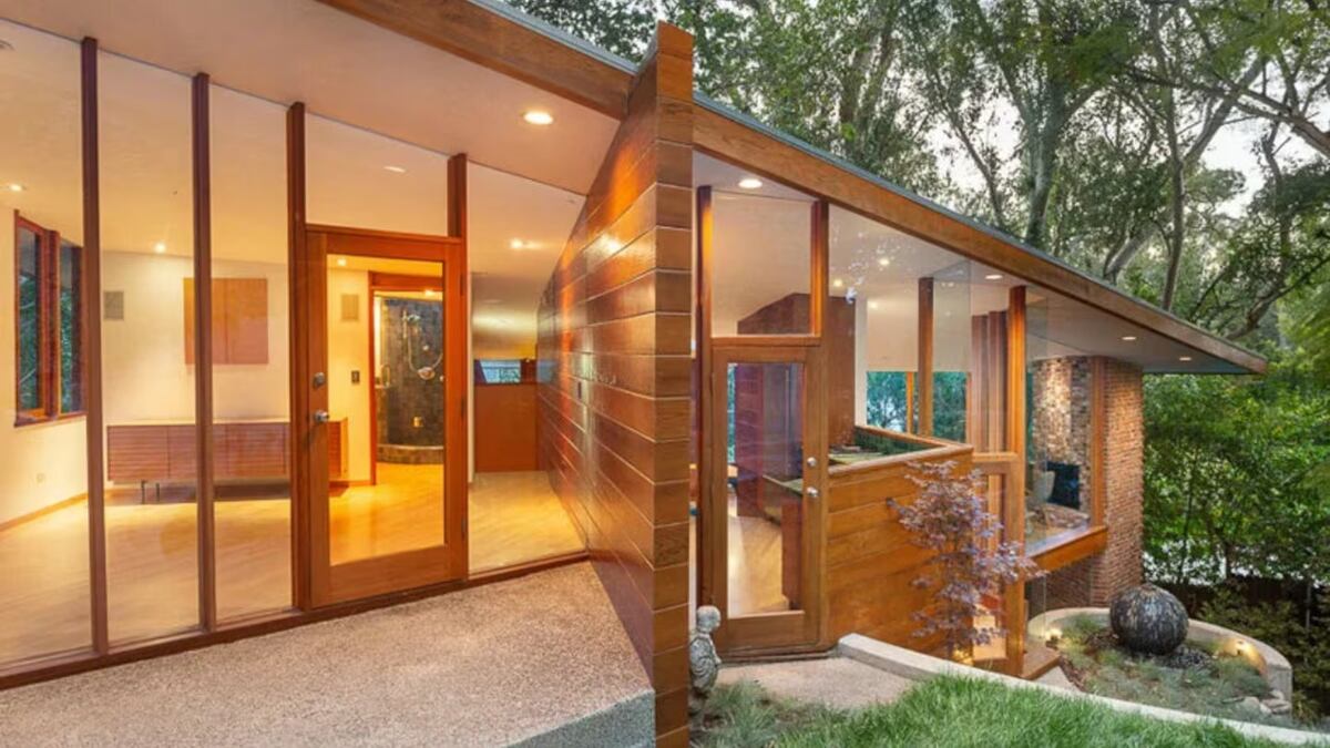 Una joya modernista entre colinas y vidrio: así es la casa histórica donde vive Dua Lipa en Los Ángeles