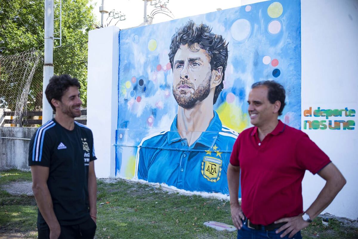 Pablo Aimar, junto al intendente de Río Cuarto, en el mural que hicieron en su honor.  (Prensa Municipalidad de Río Cuarto)