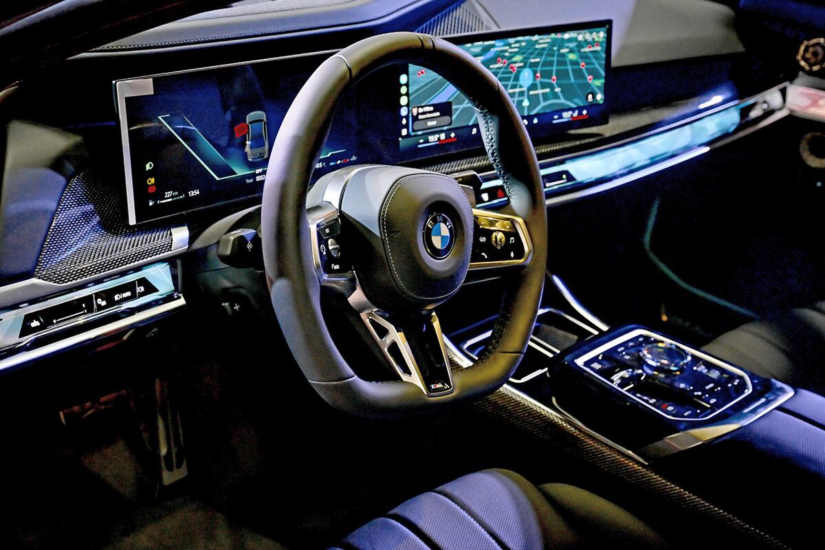 Se destaca la pantalla curva BMW con tablero digital de 12,3” y display central de 14,9”.