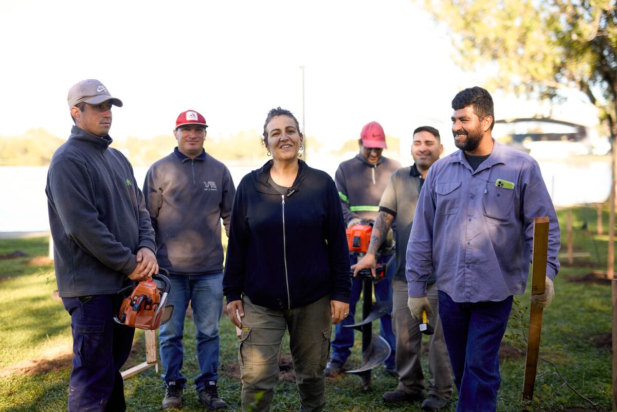Leticia Martí junto a trabajadores del Corralón Municipal, durante la plantación de los árboles