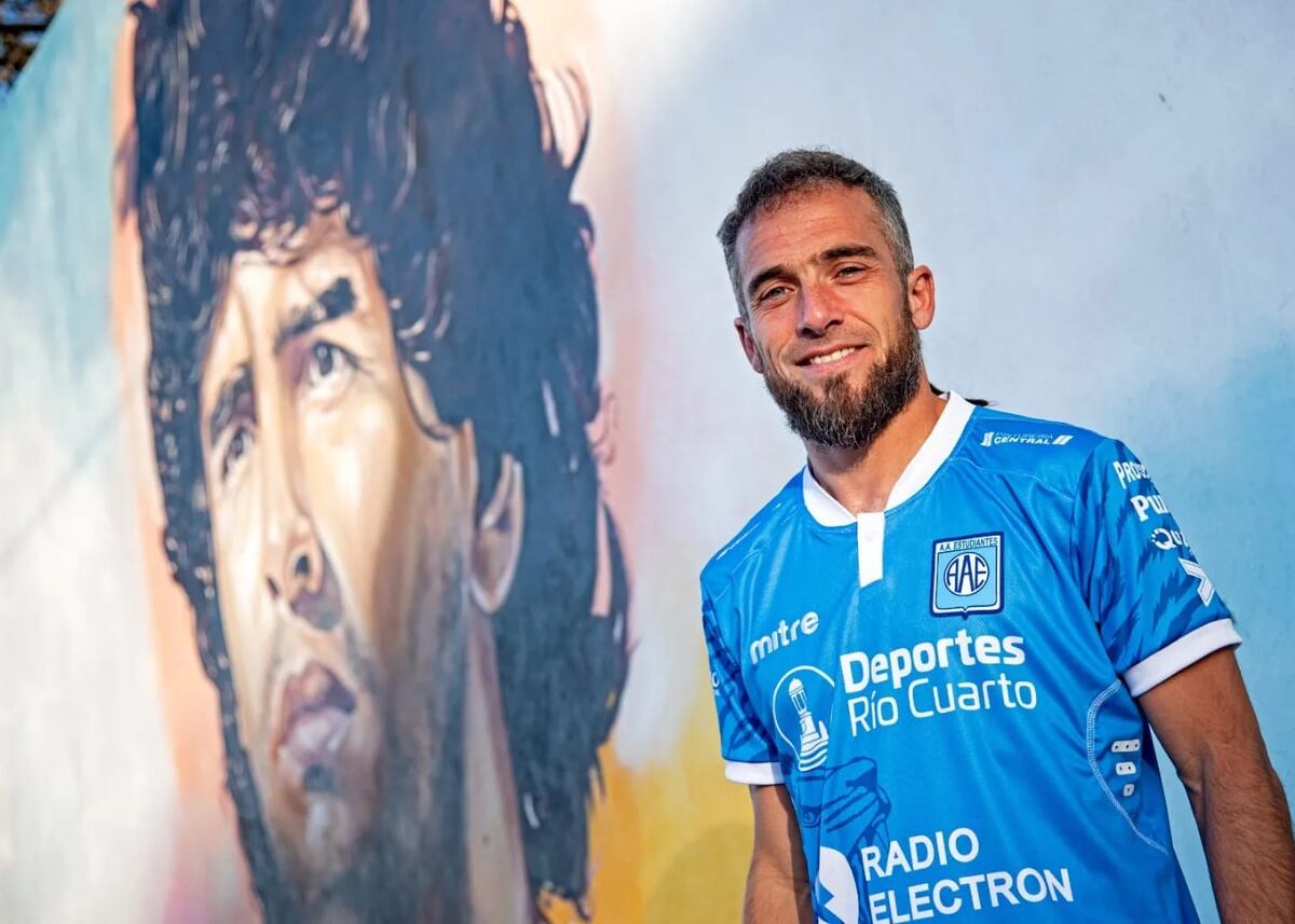 Estudiantes de Río Cuarto y su nueva camiseta para 2023. La estrenó por Copa Argentina. (Gentileza Prensa Estudiantes RC).