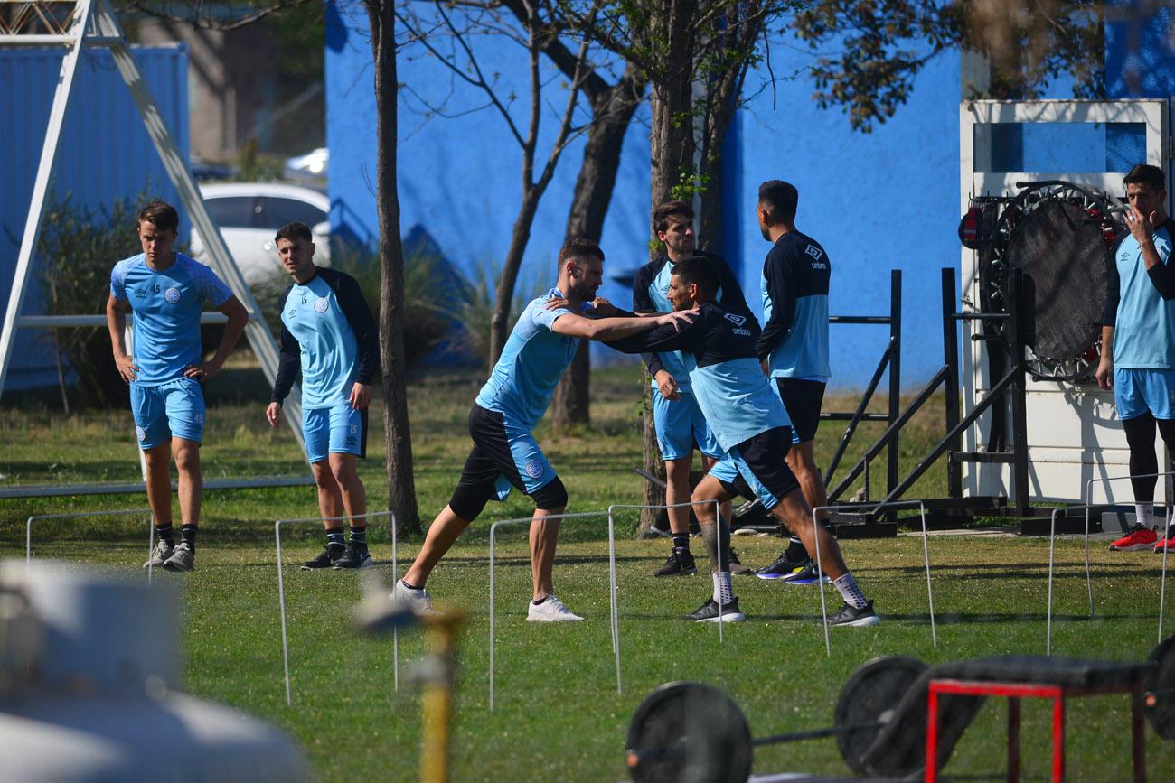 El plantel de Belgrano retomó los entrenamientos en el predio de Villa Esquiú, con miras al partido que viene con Atlético Tucumán. (Nicolás Bravo / La Voz)