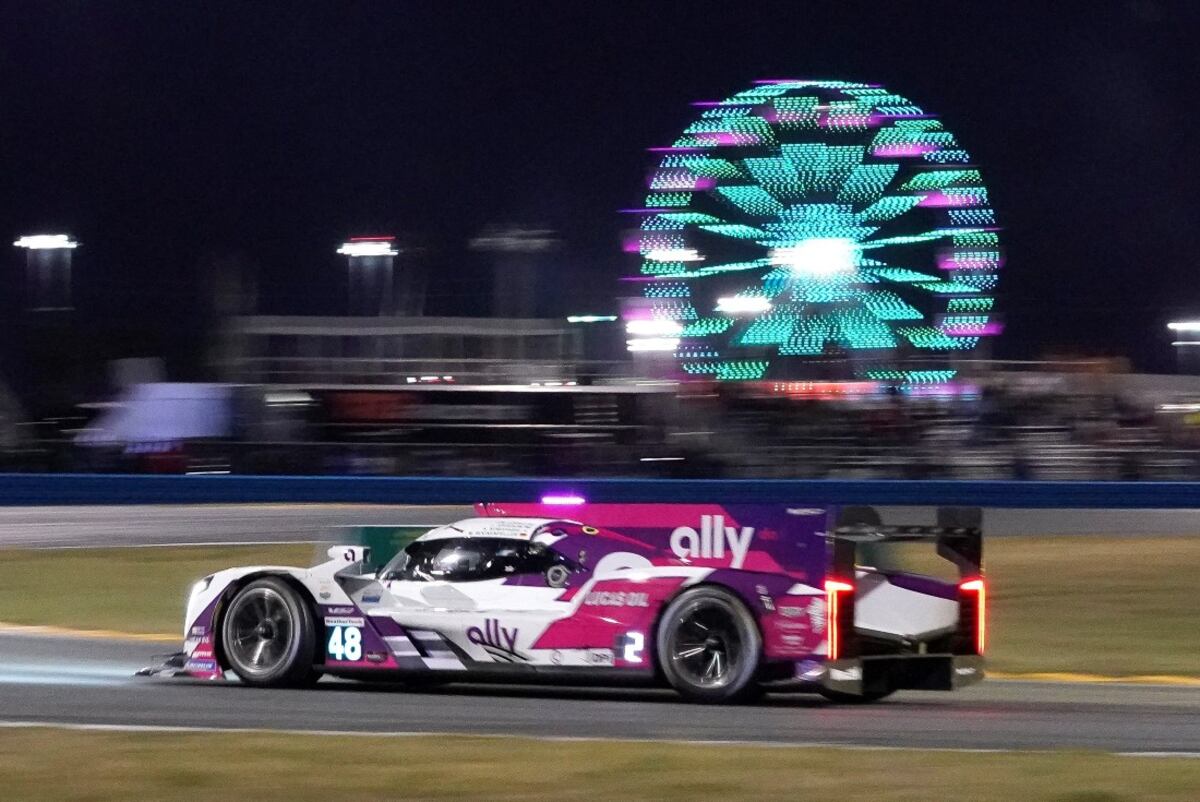 Pechito López y el Cadillac con el que participó por primera vez de las 24 horas de Daytona. (Foto: AP)
