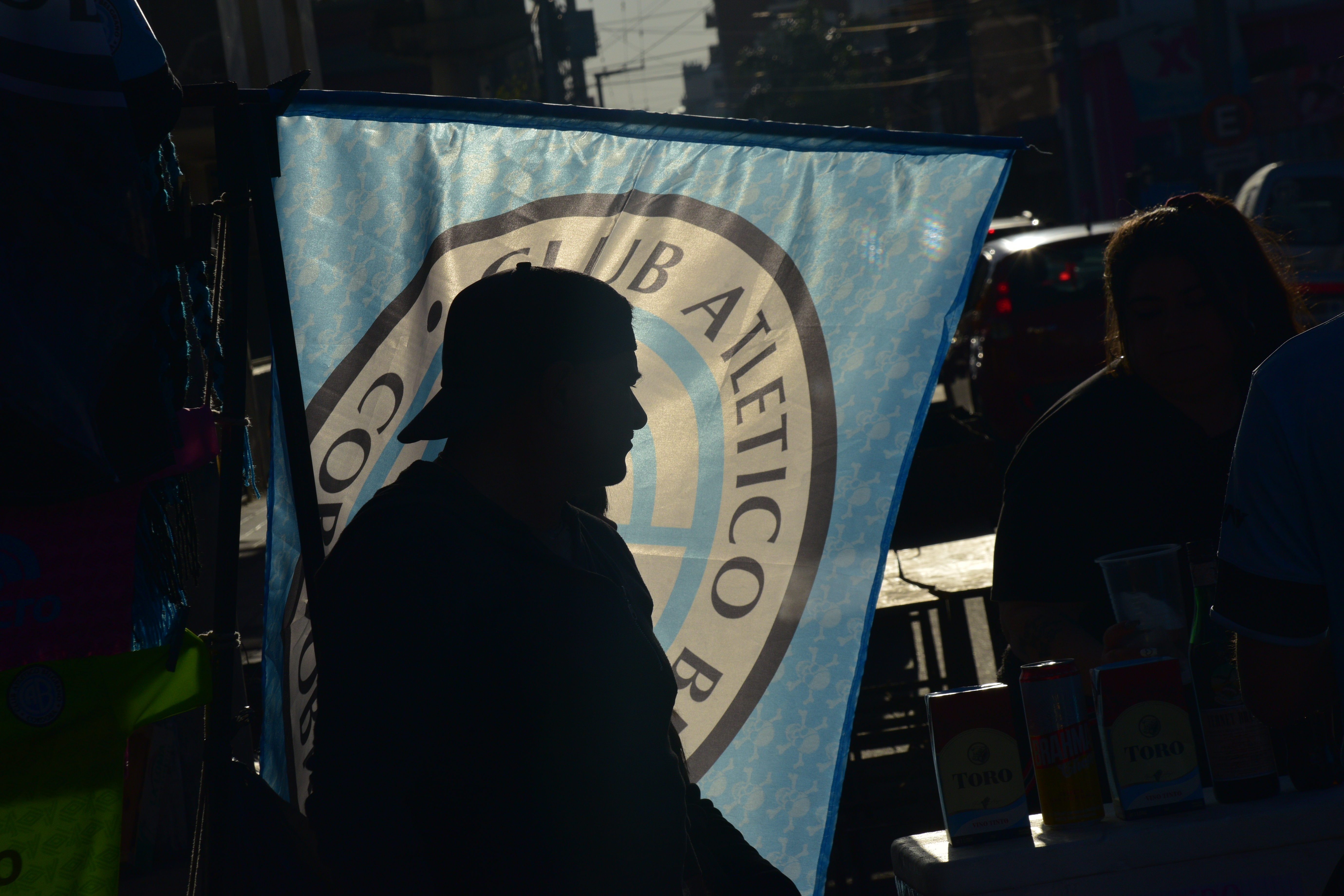 La previa de los hinchas de Belgrano en el pasaje Aguaducho del barrio Alberdi. (Pedro Castillo / La Voz)
