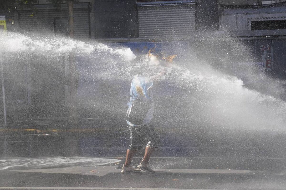 Incidentes frente al Congreso en la protesta contra la reforma laboral este jueves 19 de febrero. (Gentileza Clarín)