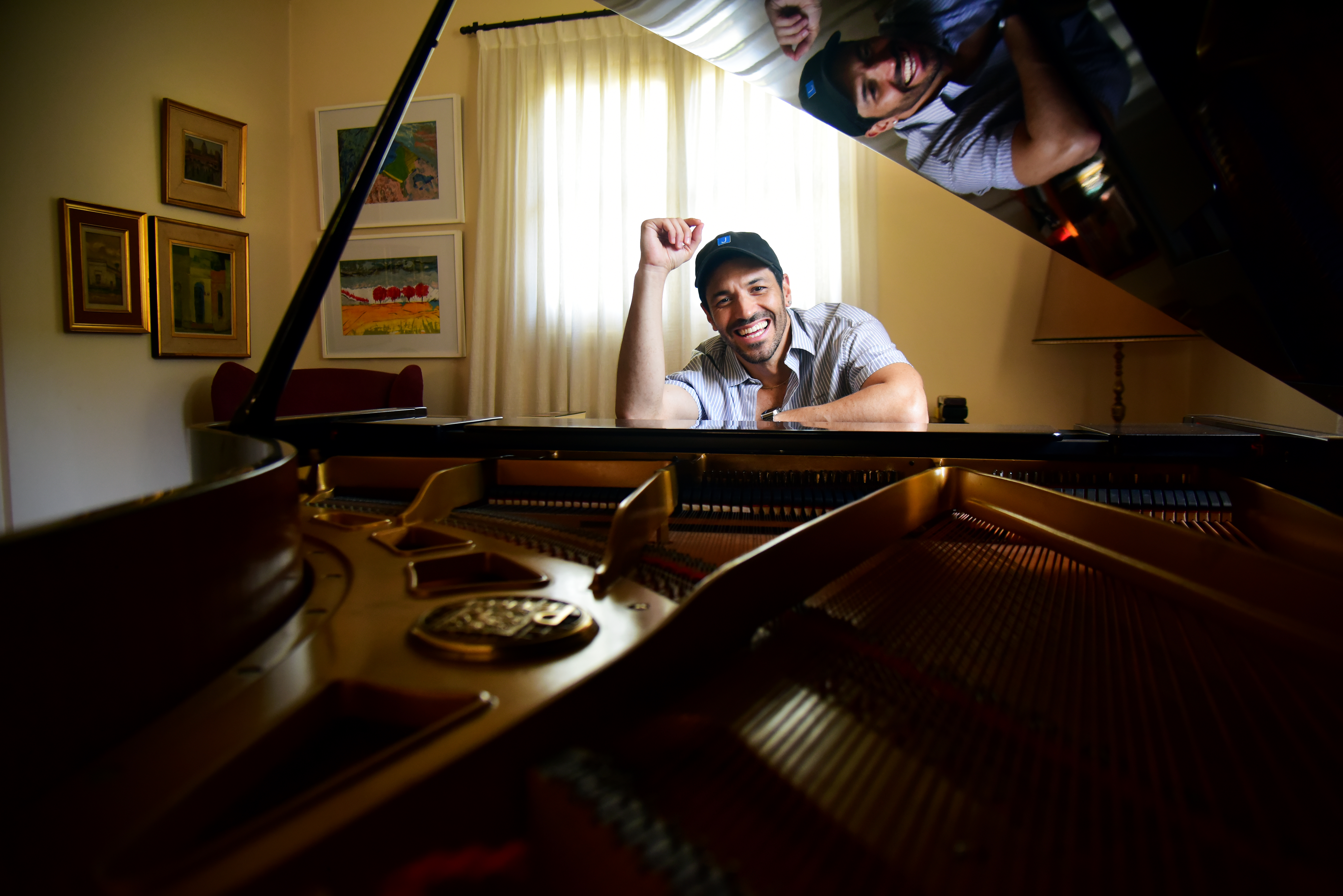 Juan Ingaramo, sentado al piano paterno. (Javier Ferreyra/ La Voz)