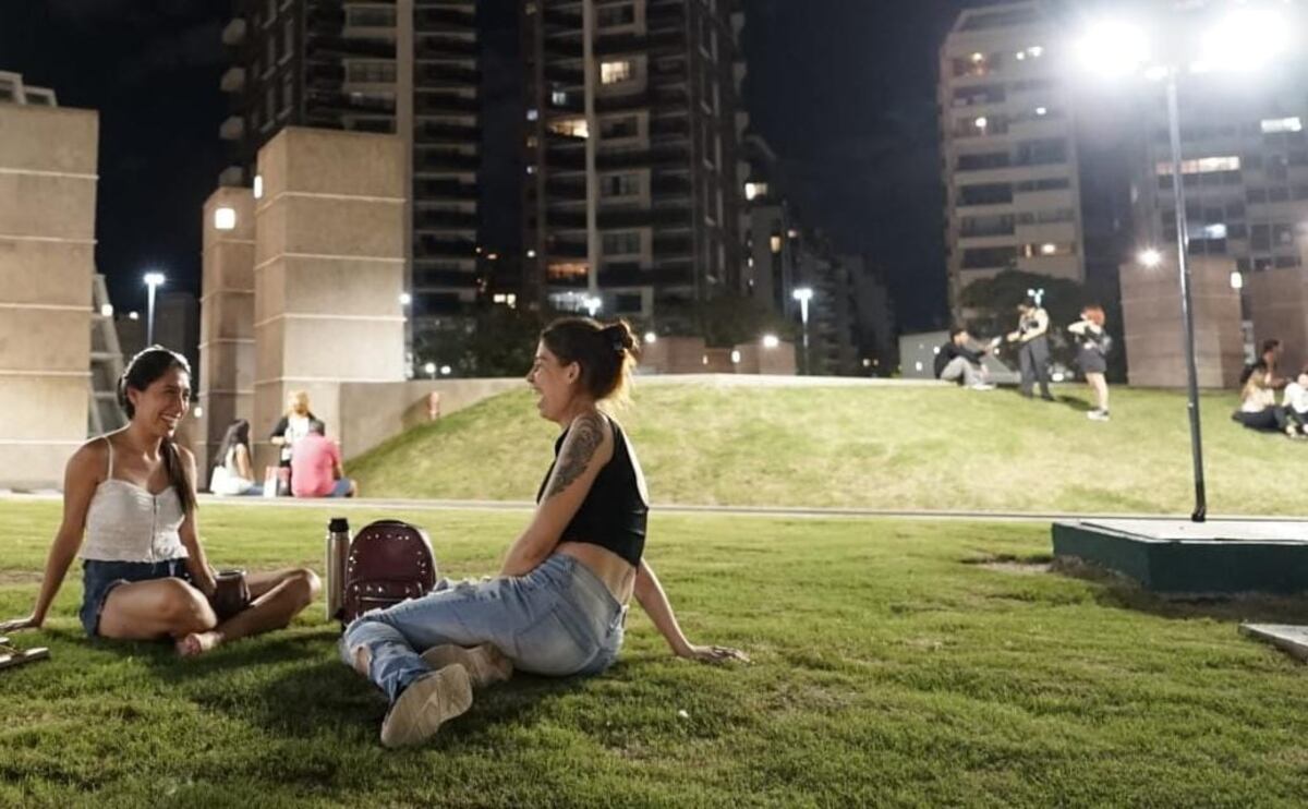 Los cordobeses disfrutando Plaza España (Prensa Municipalidad).