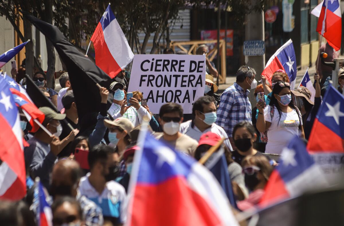 "Cierre de frontera". Uno de los carteles de la protesta de este sábado en Iquique, Chile. (AP)