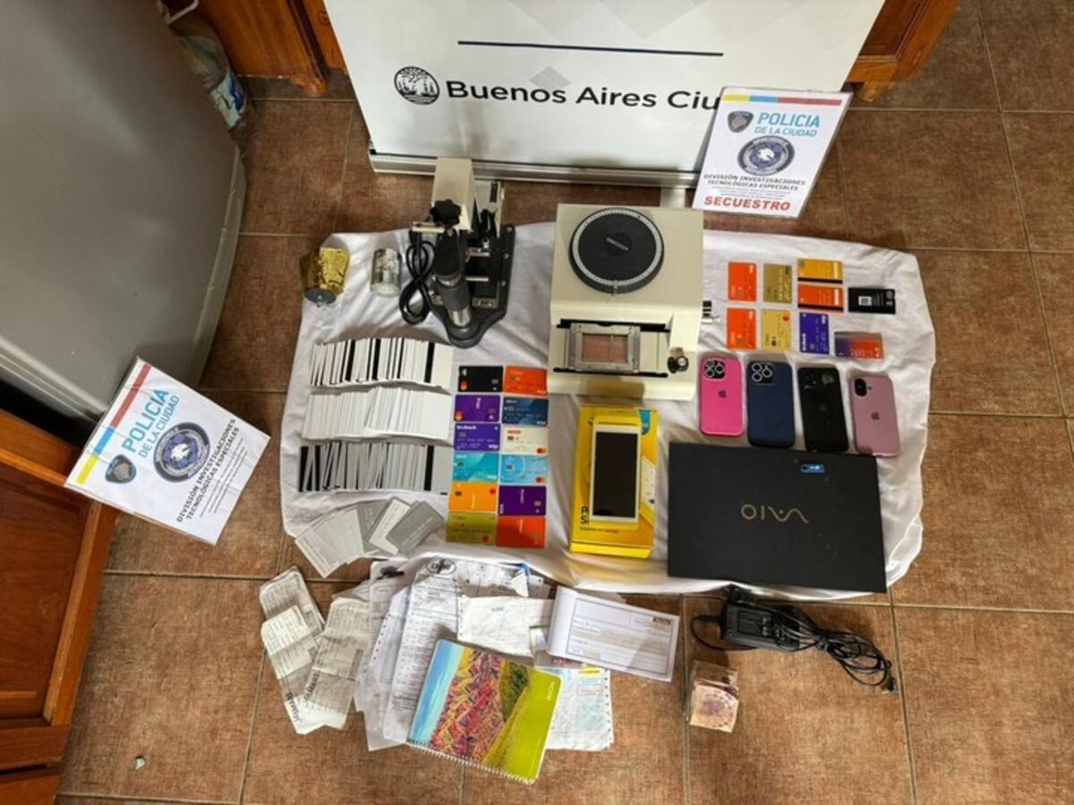 Compraban pasajes con tarjetas clonadas y ofrecían paquetes turísticos baratos. (Policía de la Ciudad)