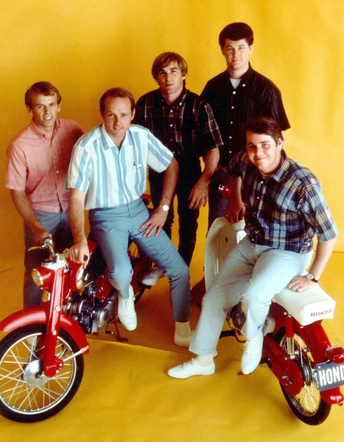 The Beach Boys en 1964. de Izquierda a derecha: Al Jardine, Mike Love, Dennis Wilson, Brian Wilson, Carl Wilson. (Gentileza Disney +)