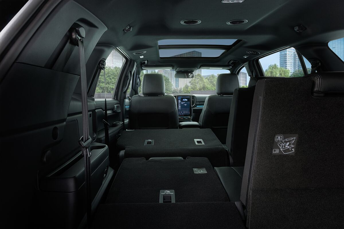 Con siete plazas y un diseño ergonómico, la cabina ofrece un ambiente premium.