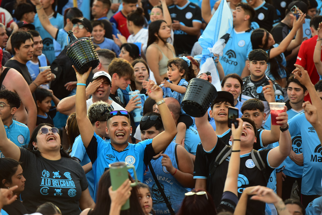 Banderazo de Belgrano en el Hotel Quinto Centenario, el día previo al clásico con Talleres.  (Nicolás Bravo / La Voz)