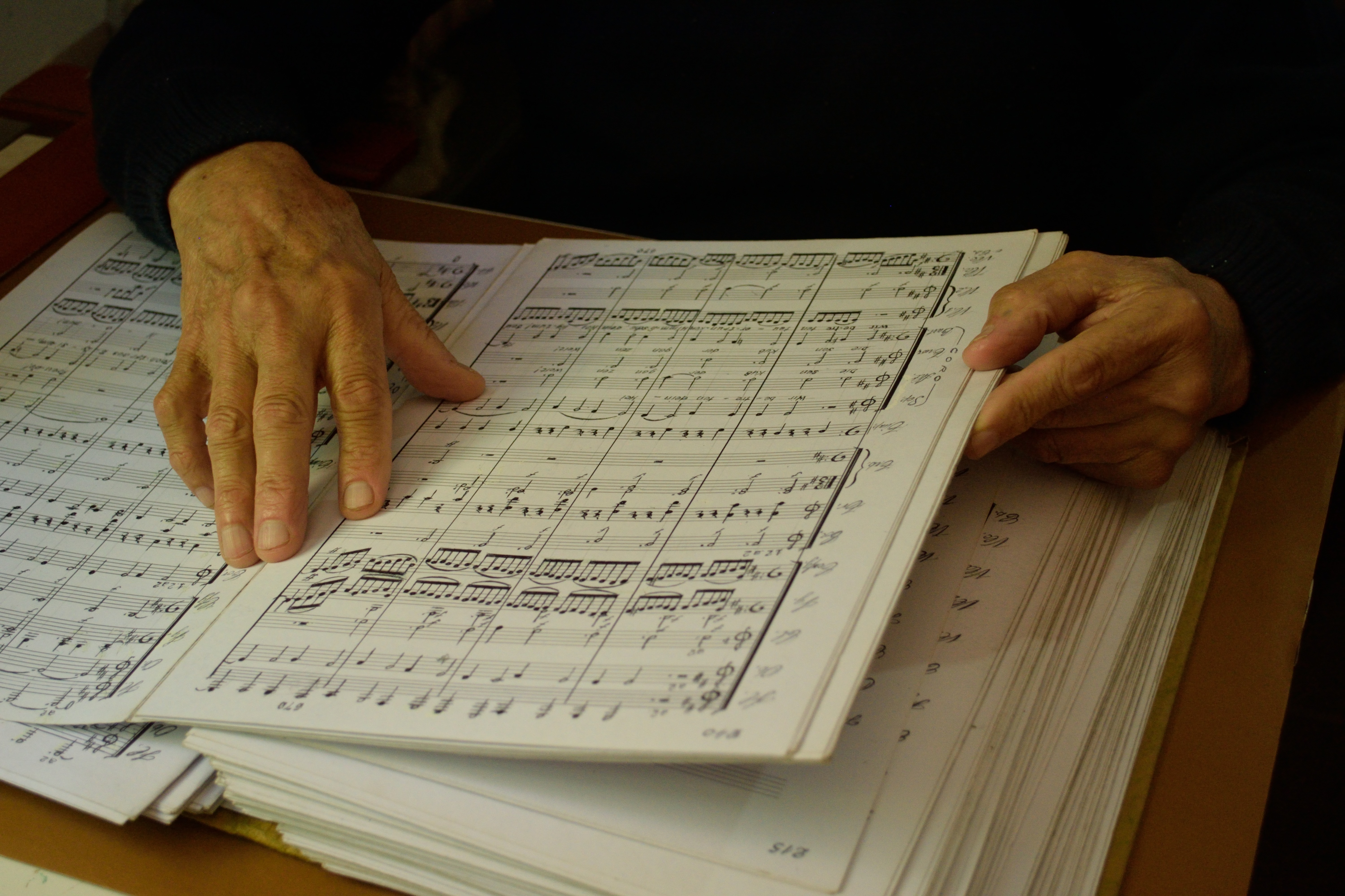 Osvaldo Renato Abregú transcribió a mano la Novena SInfonía de Beethoven. (Fotos: Gentileza Verónica Gómez).