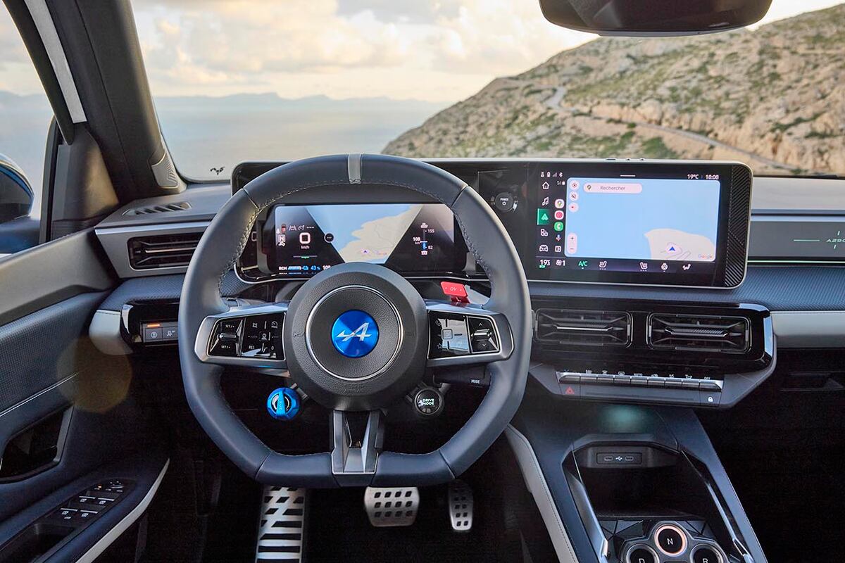 El interior toma la base del Renault 5, pero tiene muchos elementos específicos de este modelo.
