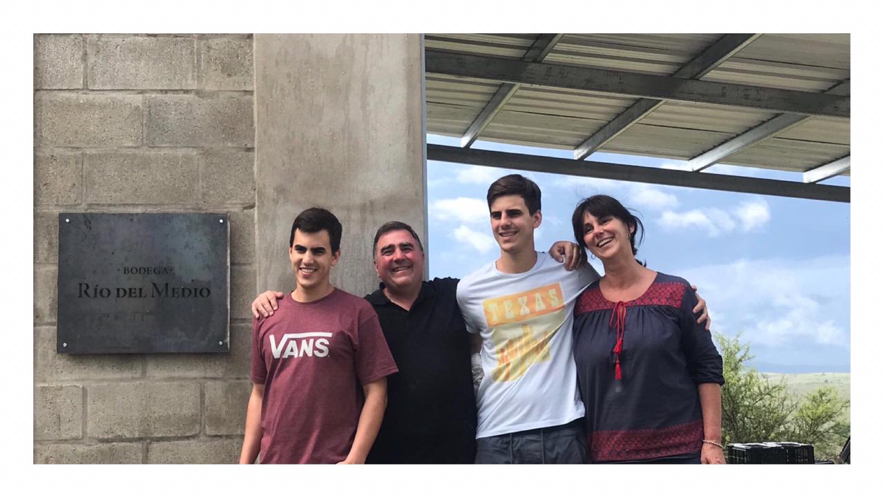 Familia completa: Laura Borioli, Carlos Testa, con sus hijos Felipe y Octavio, en la bodega Río del Medio.