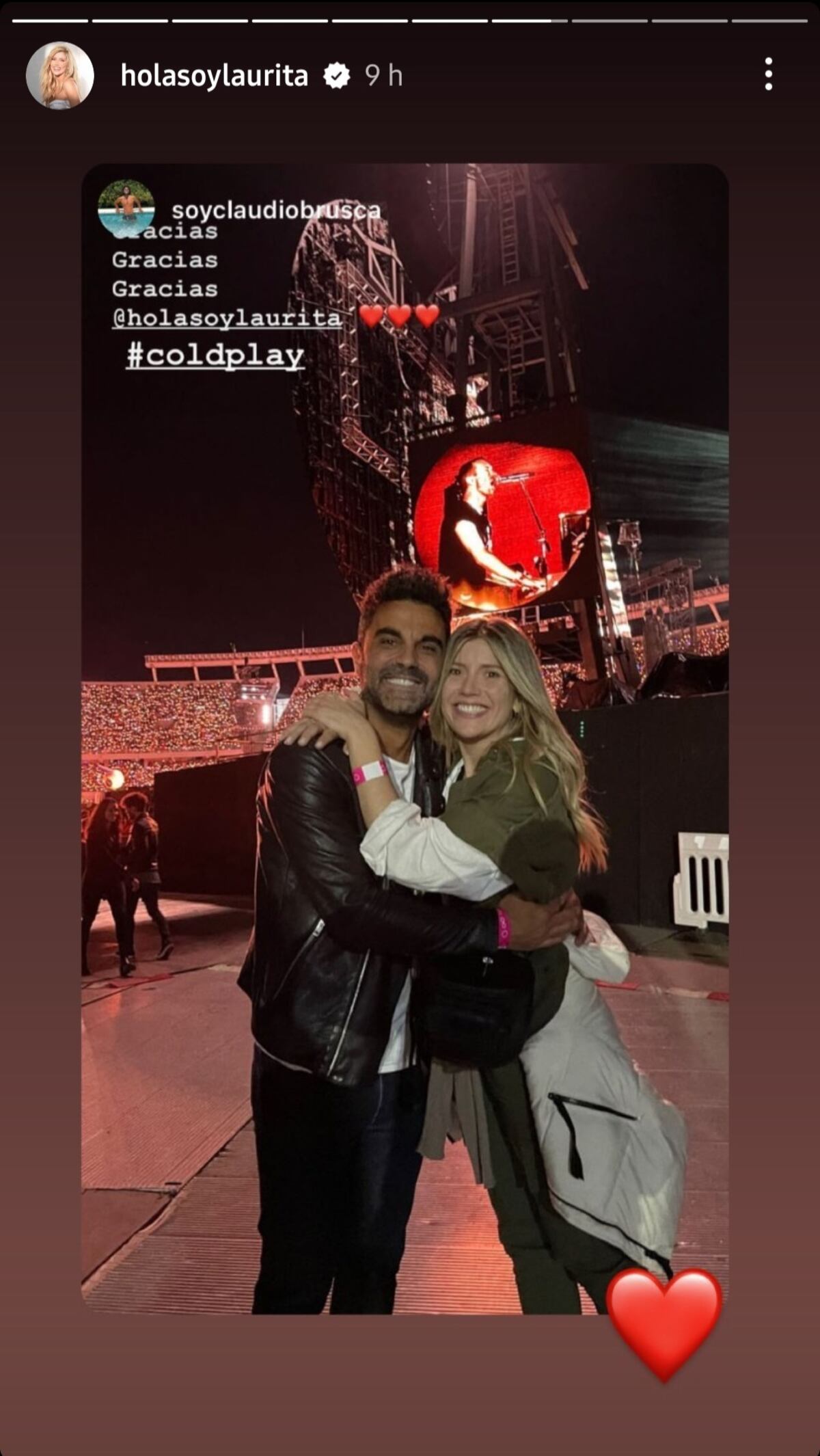Laurita Fernández y "Peluca" Brusca, muy enamorados en el show de Coldplay (Captura de pantalla)