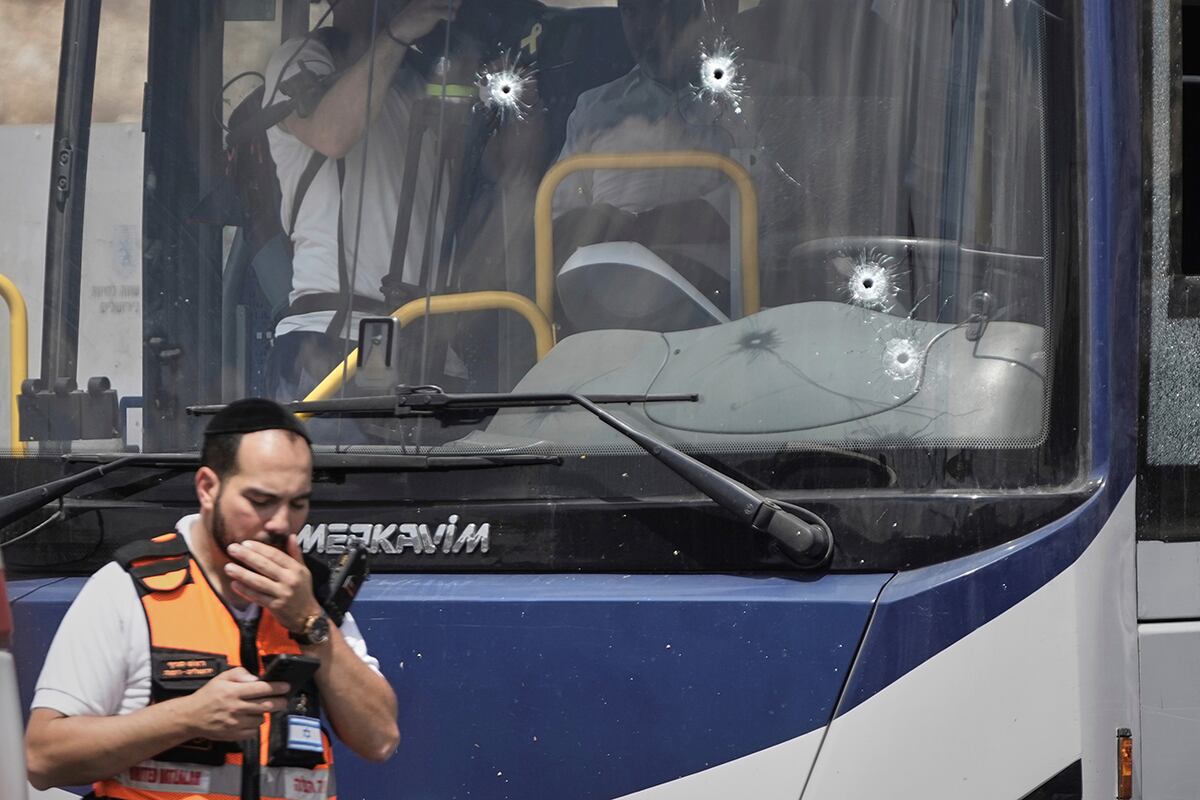 La policía israelí y los equipos de rescate inspeccionan el lugar de un tiroteo perpetrado por dos palestinos armados, en el que murieron varias personas y otras resultaron heridas en una parada de autobús en Jerusalén, el lunes 8 de septiembre de 2025. (Foto AP/Mahmoud Illean)