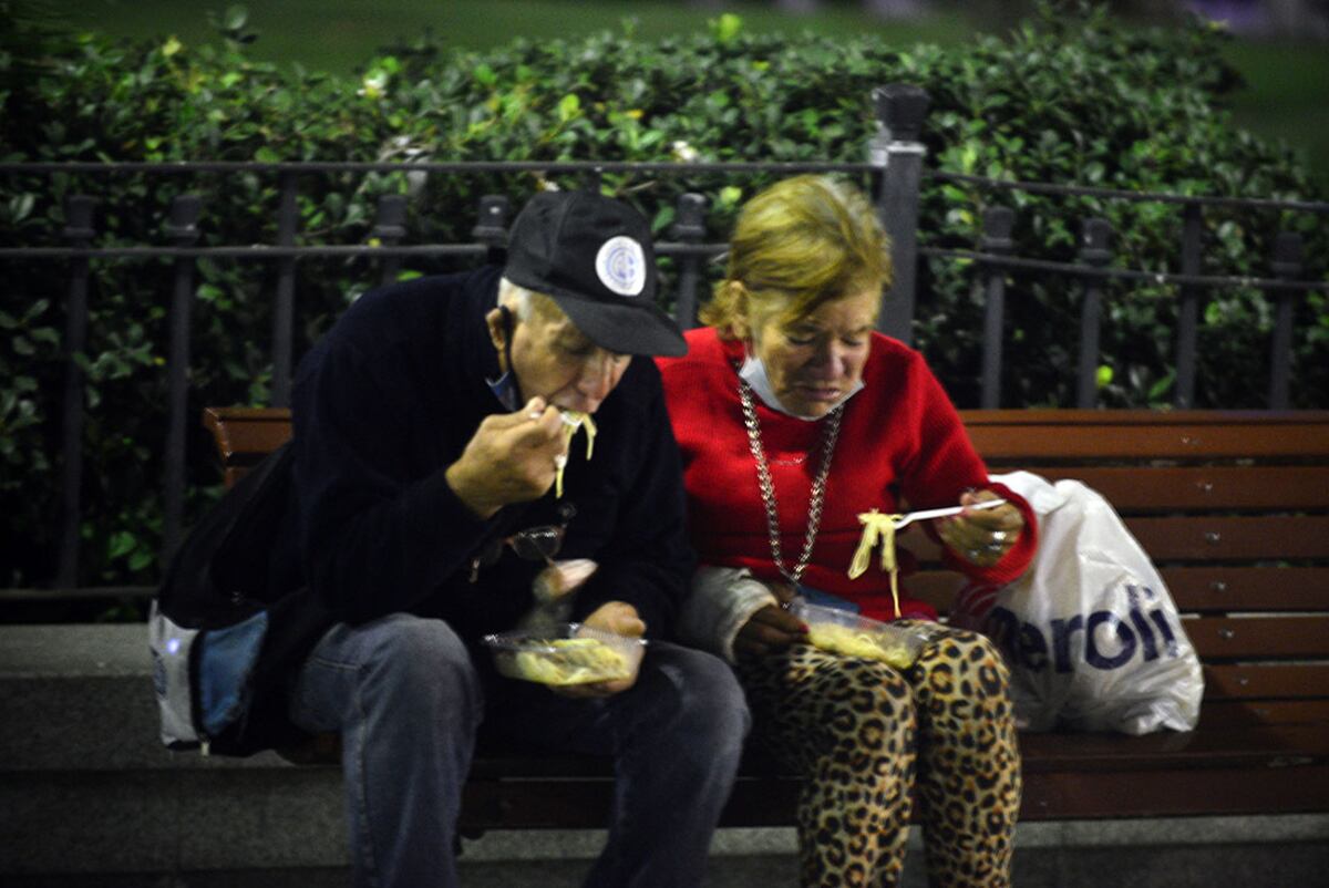 Dos veces por semana, un grupo de voluntarios reparte raciones de comida en la Plaza San Martín. (José Hernández/ La Voz)