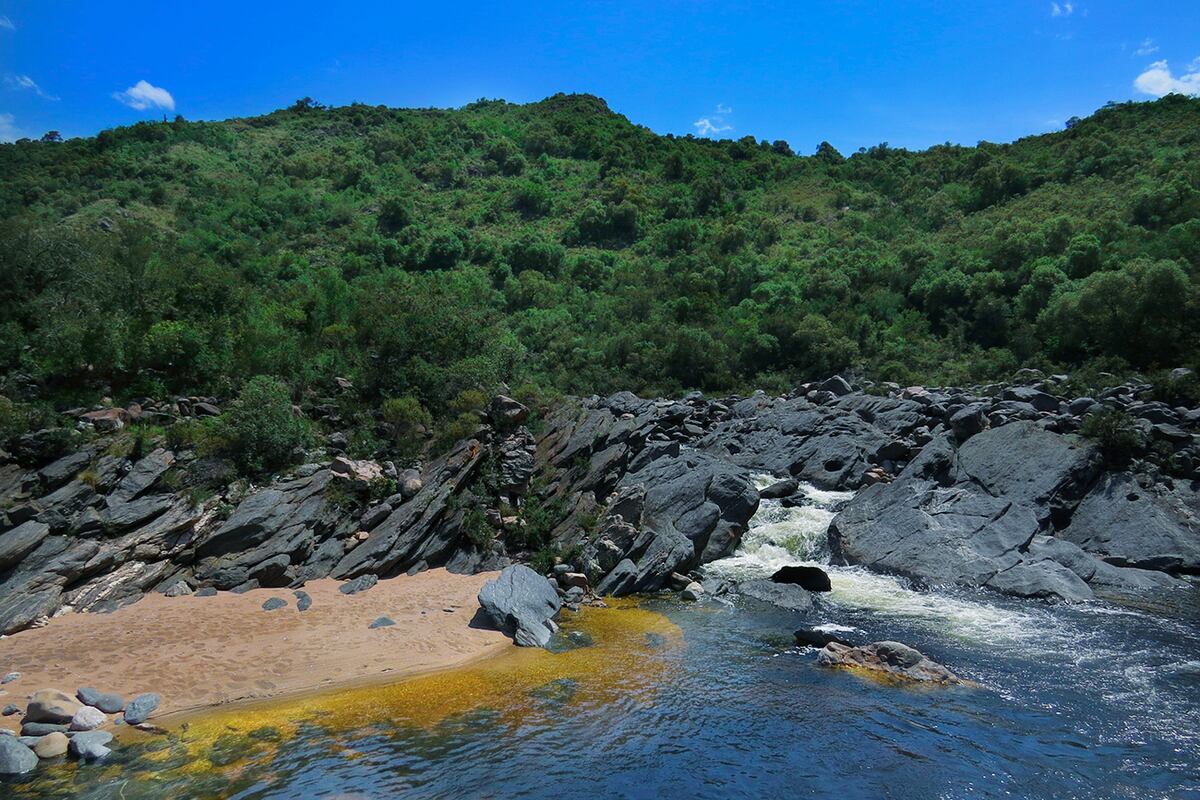El sendero que une Playa de Los Hippies con Playa Lejana es corto y de baja dificultad y en todo el trayecto pueden disfrutarse vistas majestuosas. (Gentileza: Cba Natural)