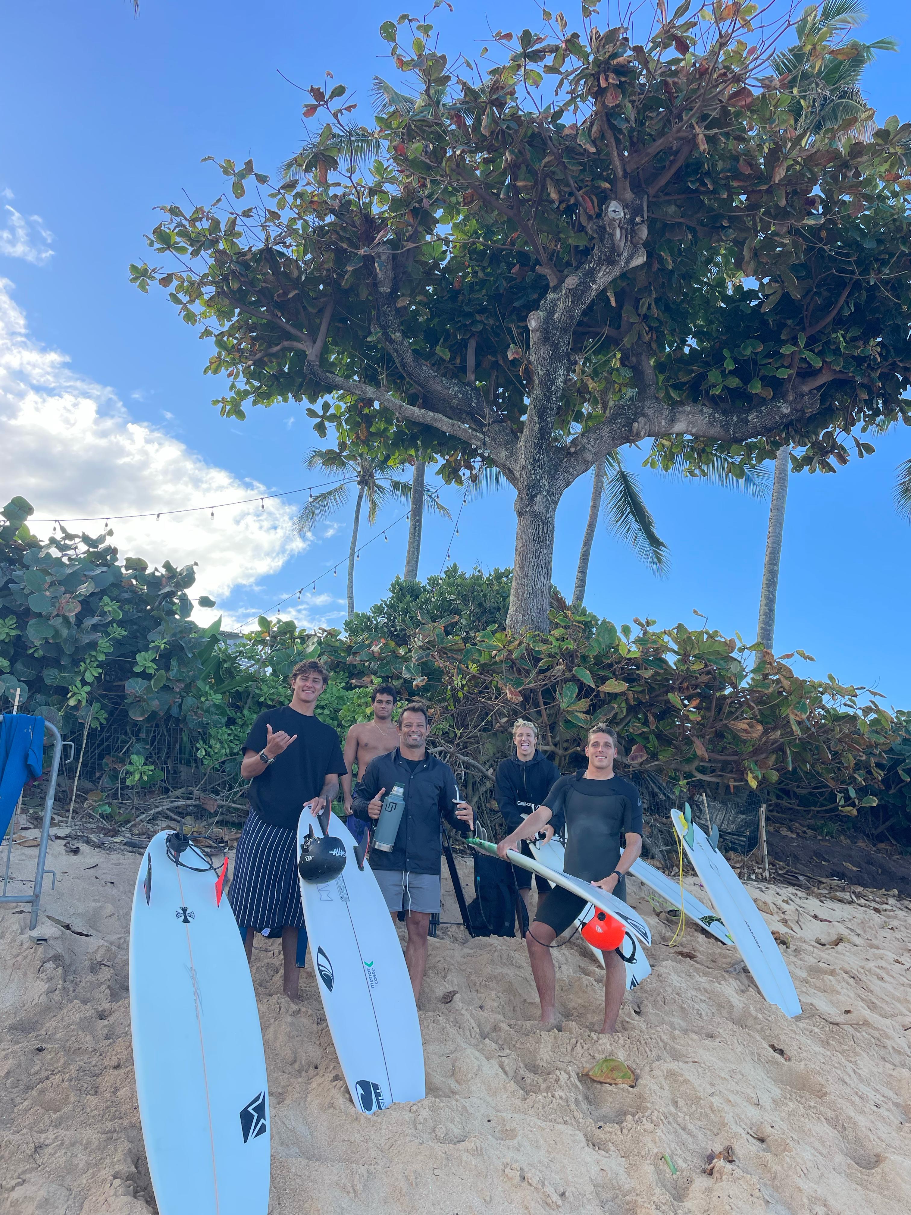 La banda argentina en Hawaii, incluidas tres joyas del semillero. Llegando su surfing a otro nivel. (Gentileza)