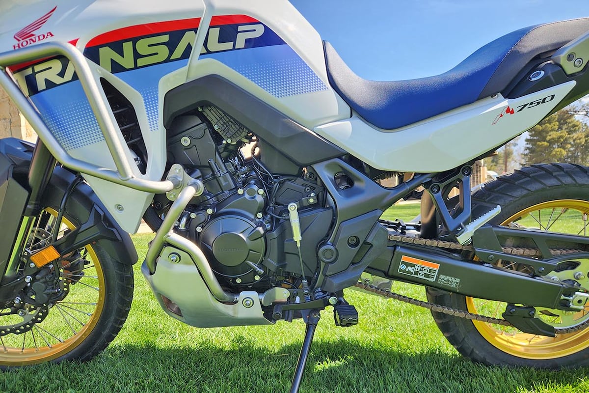El motor bi clíndrico de 755 cc con inyección electrónica de 90.5 CV entrega 75 Nm.