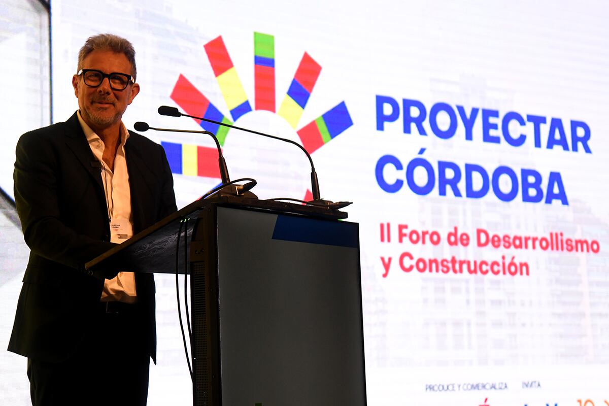 Roque Lenti, presidente de Ceduc, encabezó la apertura de Proyectar Córdoba 2024. II Foro de Desarrollismo y Construcción. (Ramiro Pereyra / La Voz)