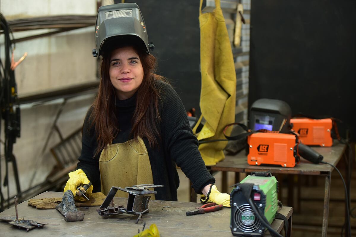 Denise, una de las participantes de los cursos de Herrería Athelier. (Nicolás Bravo / La Voz)
