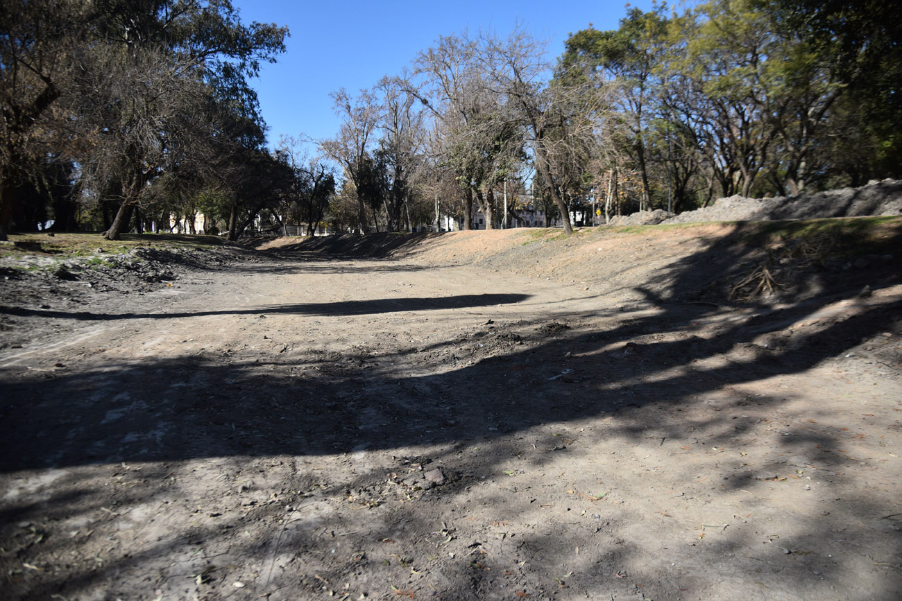 Trabajos de limpieza y dragado en la laguna del Parque Sarmiento. (Pedro Castillo / La Voz)