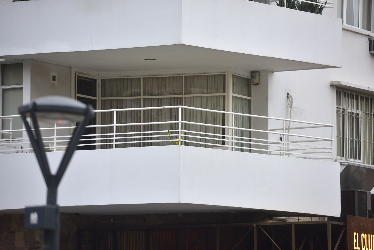 En un edificio de Nueva Córdoba un grupo de propietarios se puso de acuerdo para realizar el mantenimiento de la fachada para evitar riesgos mayores. (José Gabriel Hernández / La Voz)
