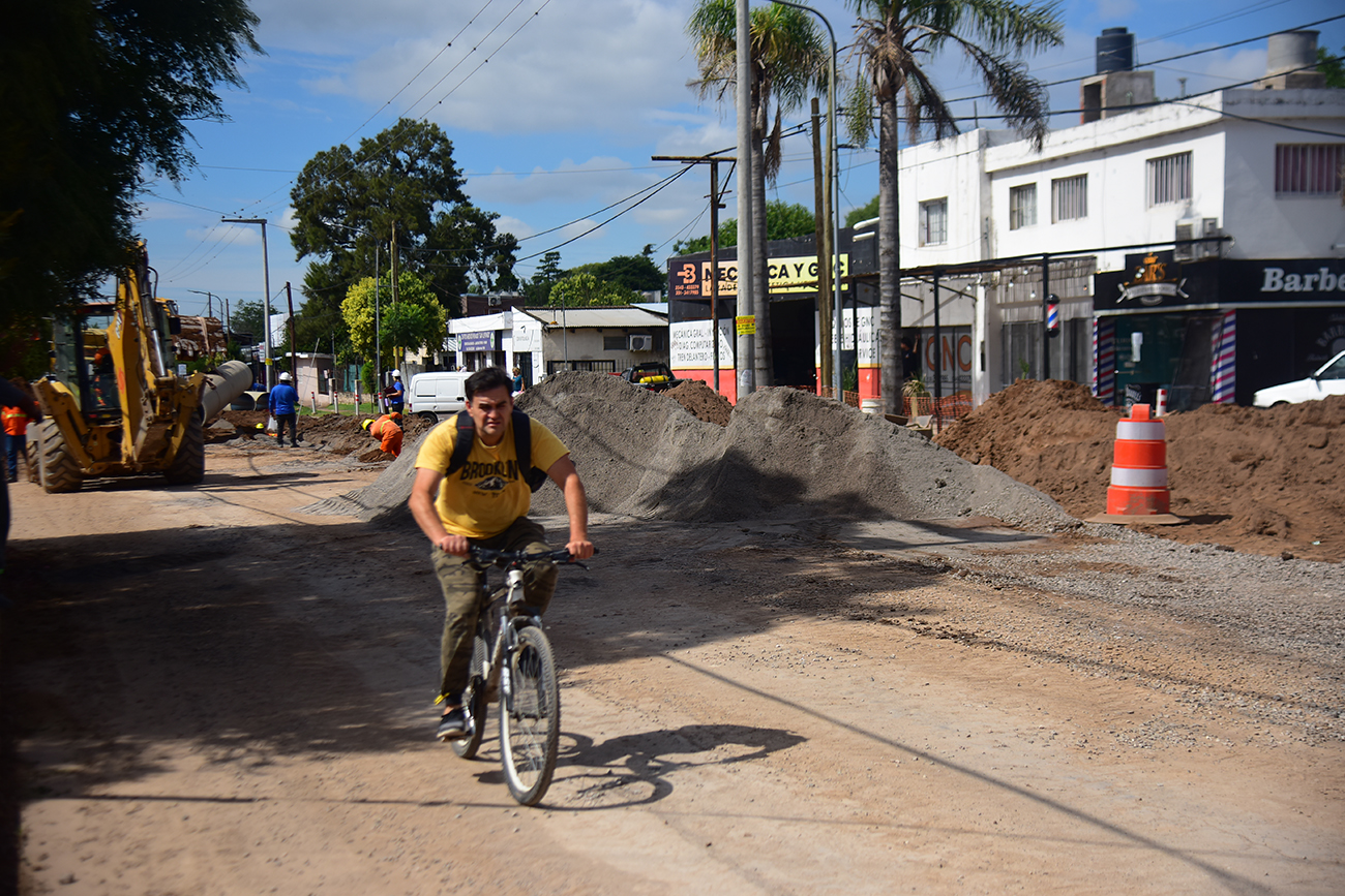 Vecinos y comerciantes conviven con la obra.
(Foto: Pedro Castillo / La Voz)