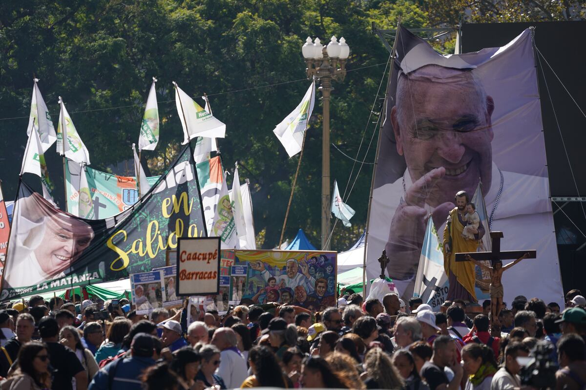 Buenos Aires. Cientos de personas despidieron al Papa en inmediaciones de la Plaza de Mayo (Clarín).