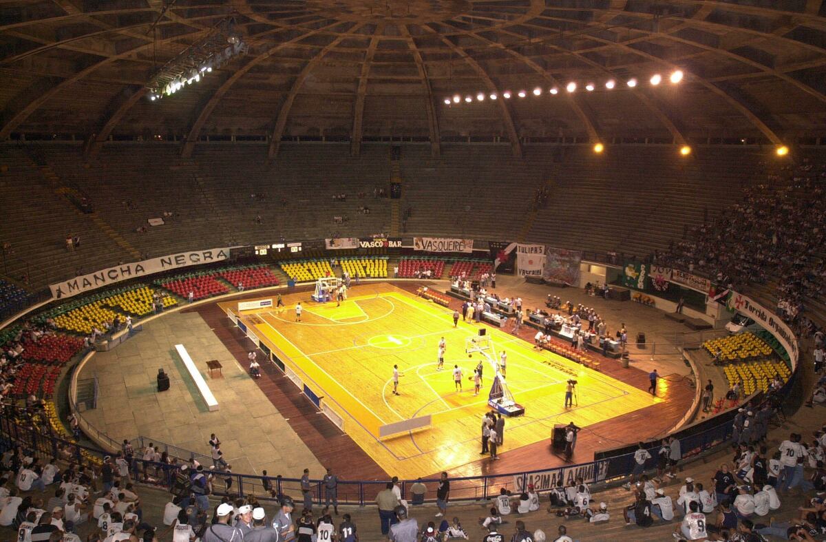 Atenas se presentó en el año 2000 en el Maracanazinho, aún sin reformas, por la final de la Liga Sudamericana. (La Voz / Archivo)