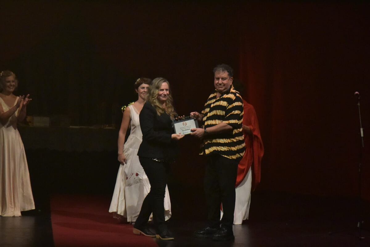 Paco Giménez recibió la mención a la trayectoria teatral y Marcelo Castillo recogió el premio en su nombre.