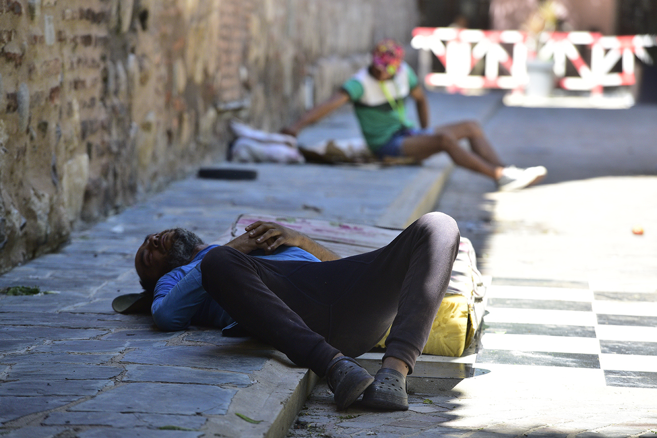 Pobreza. Indigentes durmiendo en el Centro de la ciudad de Córdoba. (José Gabriel Hernández/La Voz)