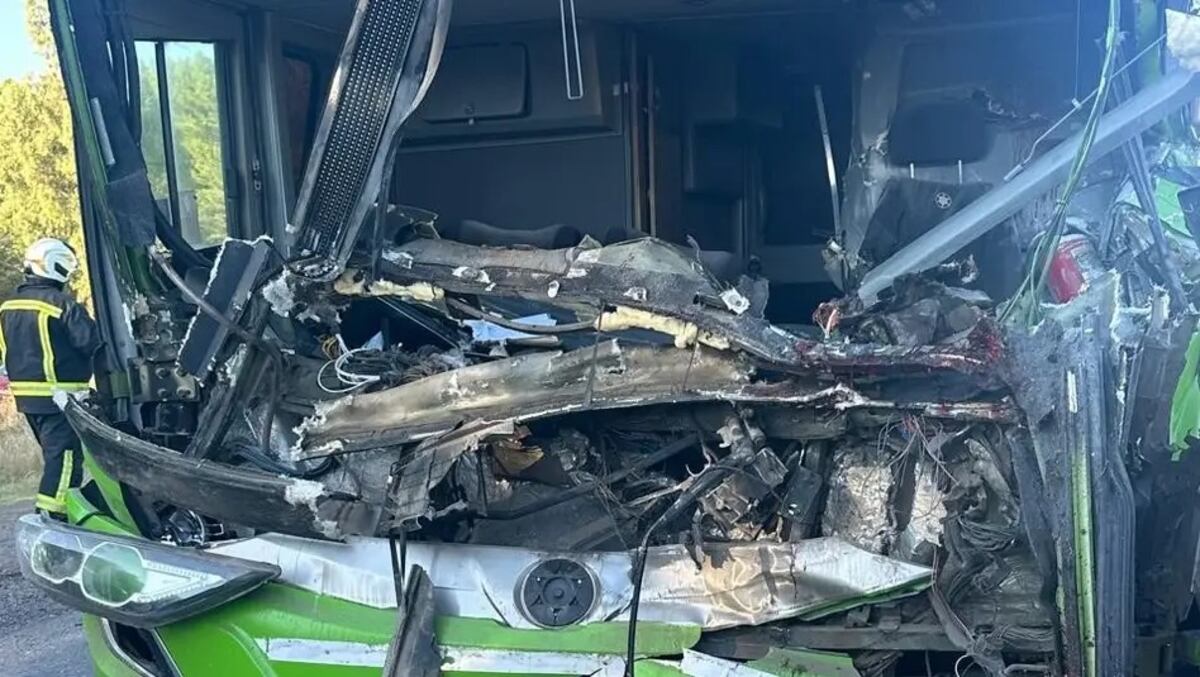 Buenos Aires: el chofer de un colectivo falleció tras chocar contra un camión en la ruta 22. (Gentileza Infobae)