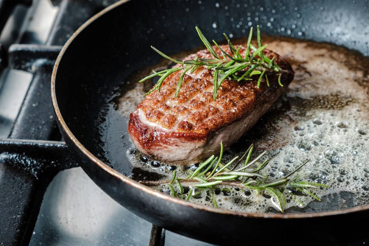Un truco de chef para dorar carnes y pescados: cómo sellarlas correctamente sin que el aceite se queme y manteniendo la sartén limpia. (Freepik)