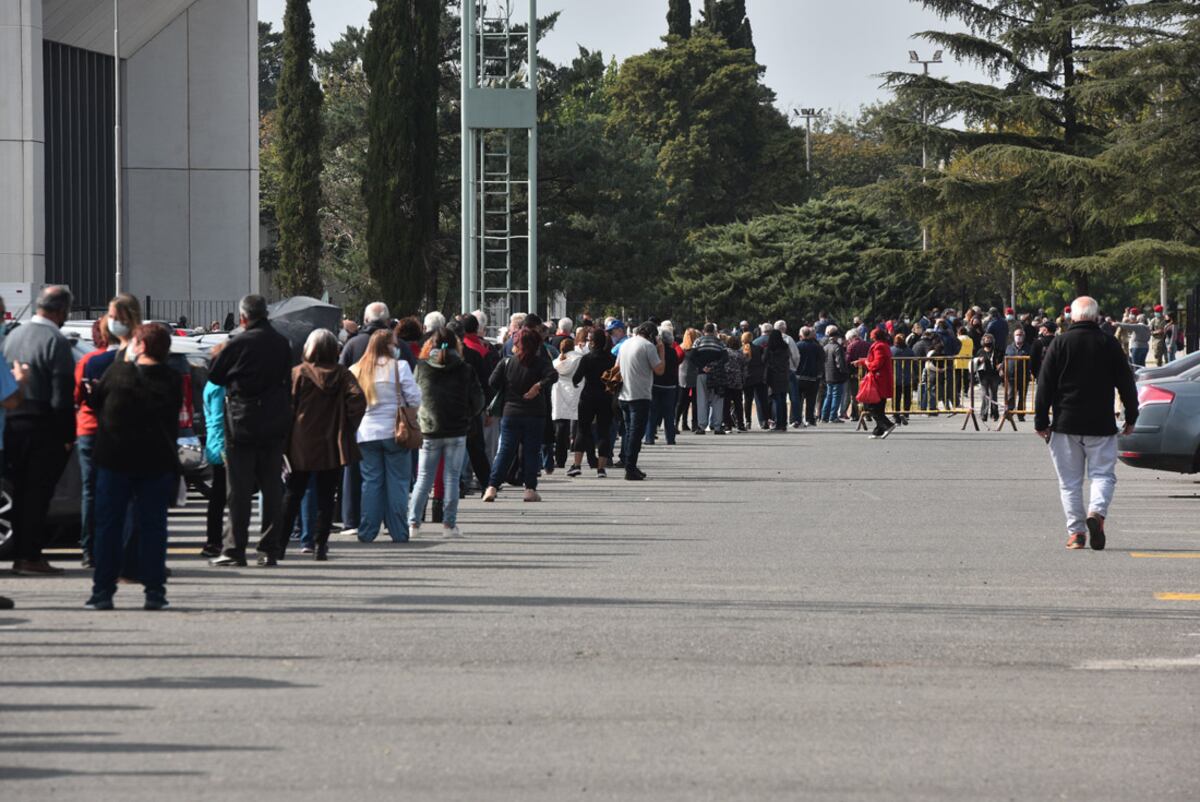 Gran cantidad de gente en vacunatorio que funciona en el Centro de Convenciones Córdoba, Feriar. (Pedro Castillo/La Voz)