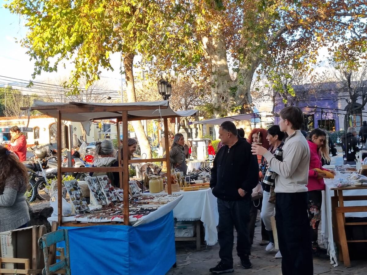 La popular feria de la plaza en Villa de las Rosas, un termómetro del turismo en el valle de Traslasierra. Este fin de semana abrirá viernes y sábado. (La Voz)
