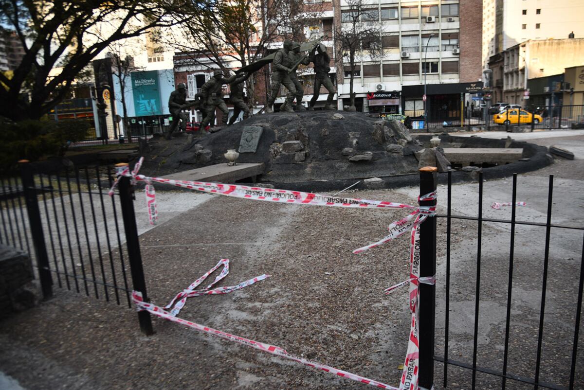 Robaron el portón del Monumento a los Héroes de Malvinas en la plaza de la Intendencia, Córdoba. (Pedro Castillo/ La Voz)