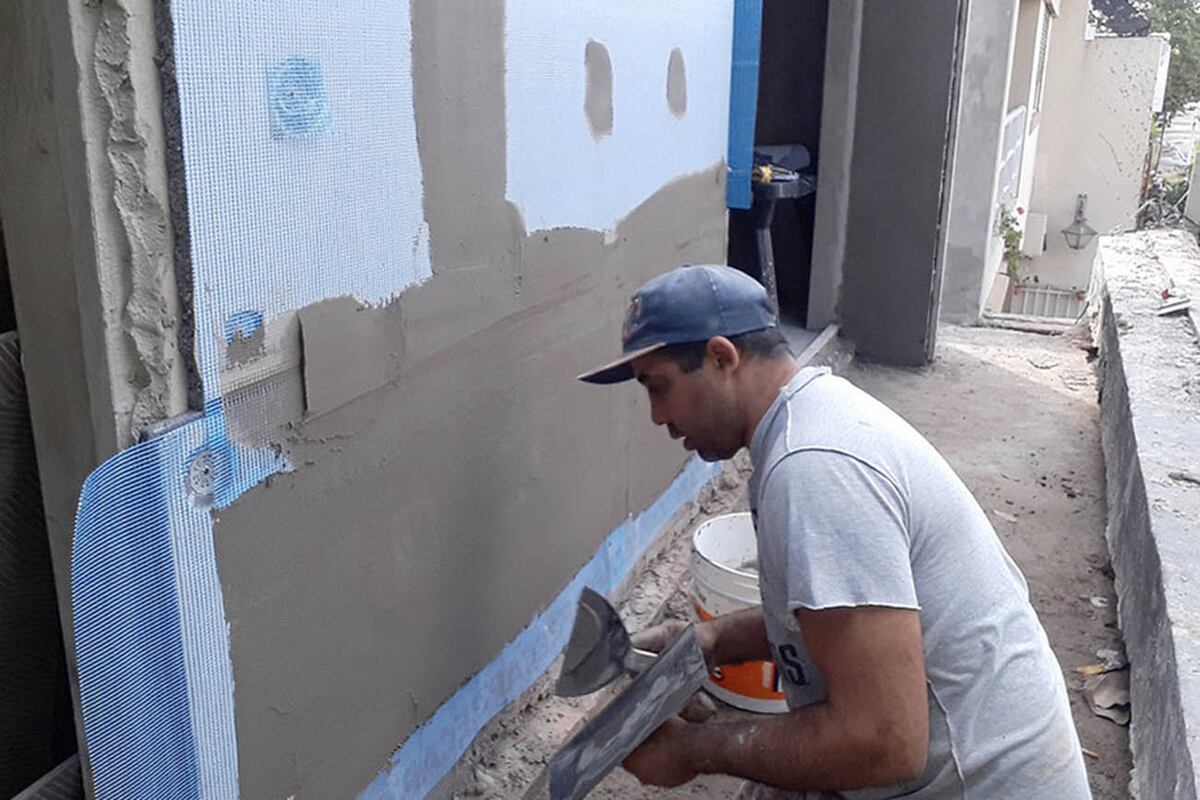 En un solo paso se consiguen terminación, aislamiento acústico e higrotérmico.