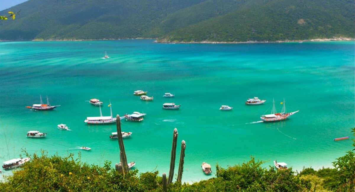 Barcos de más de un mar cristalino de color turquesa en Arraial do Cabo, Río de Janeiro, Brasil (Elder Salles / 123RF)