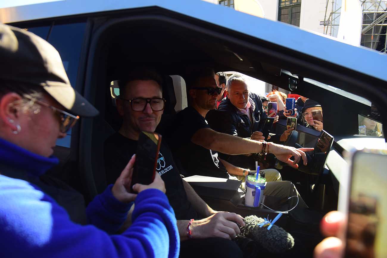 Cybertruck Tesla llega a Córdoba (dos amigos que quieren batir el récor Guinness de de más países visitados en un vehículo 100% eléctrico)  Plaza San Martín . (José Gabriel Hernández / La Voz)